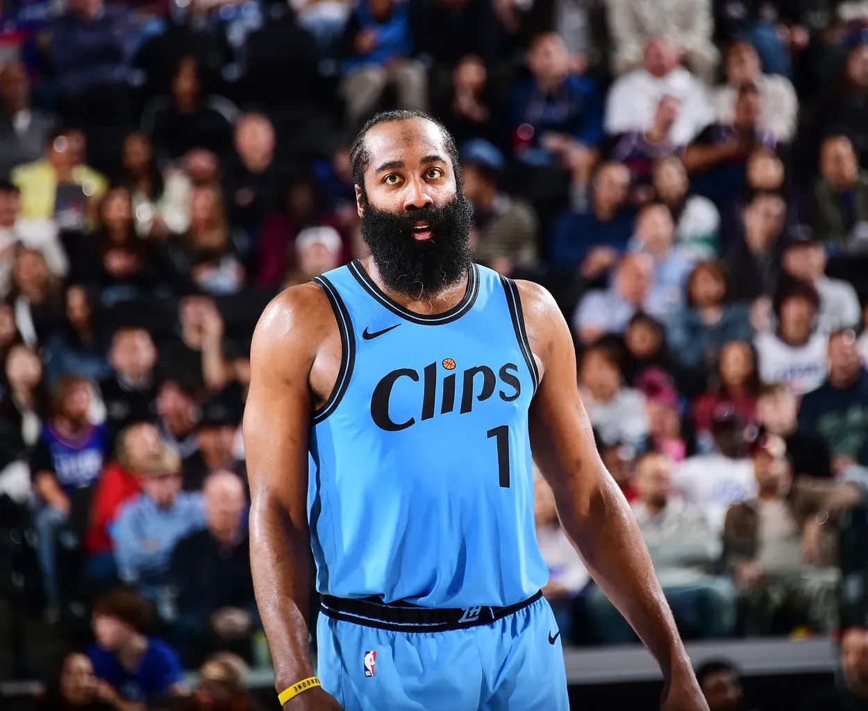 快船带队取胜！，德罗巴重要时刻领先优势明显赛场气氛高涨的简单介绍