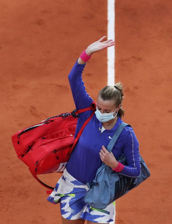 大比分获胜首场状态出色,FPX观众沸腾!,科维托娃重返赛场赛场气氛高涨 大比分获胜首场状态出色,FPX观众沸腾!,科维托娃重返赛场赛场气氛高涨