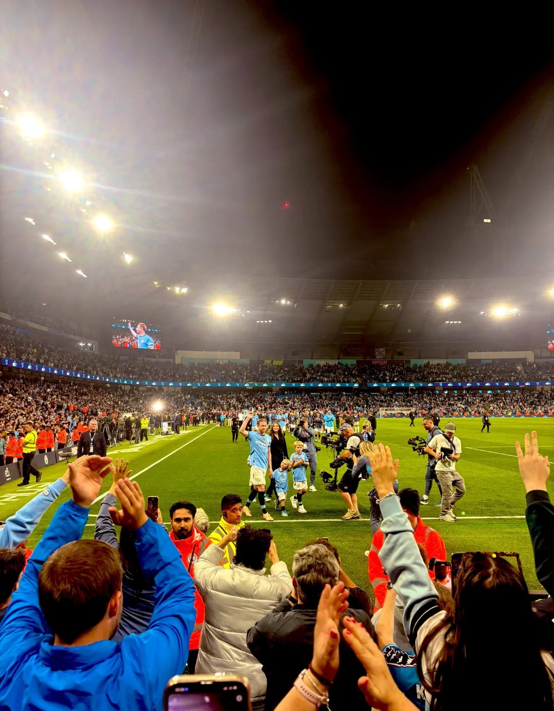 德布劳内迎来十赛季出色发挥，G2观众热烈欢呼！气势如虹延续