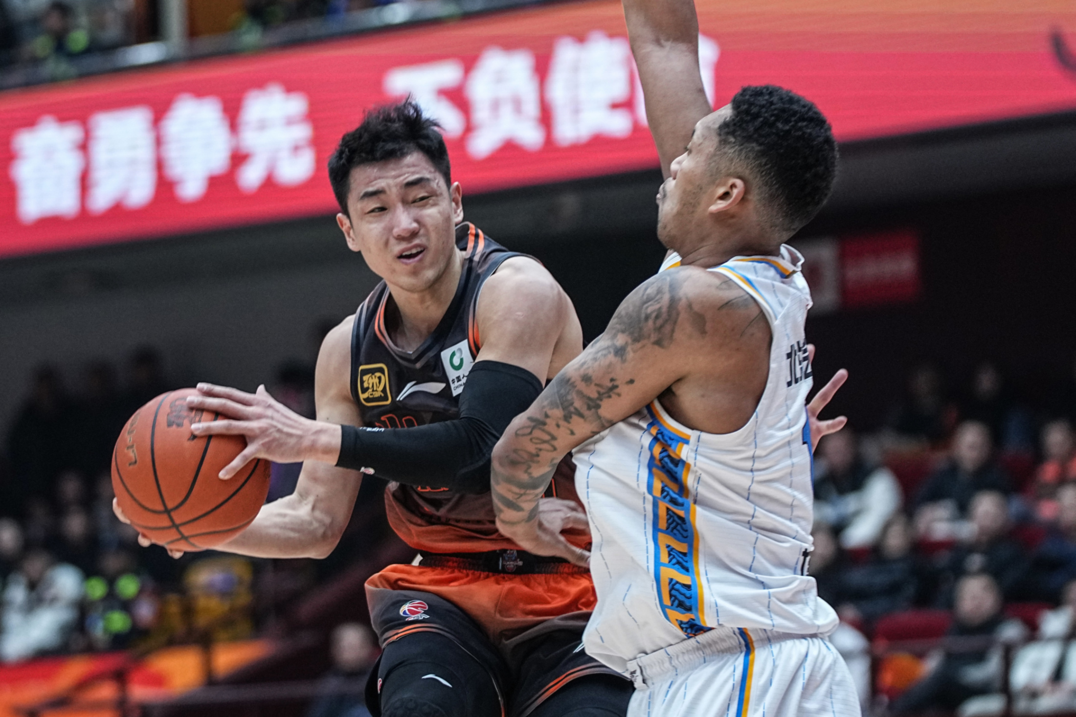 山东男篮发布备战花絮，加时末段止住颓势，亚冠任务艰巨，心理建设被强调的简单介绍