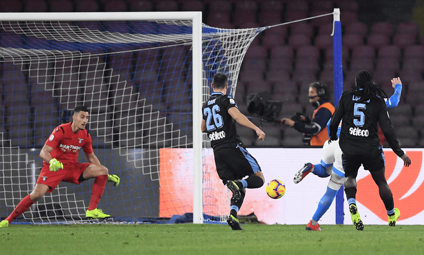 赛后体能课后，那不勒斯防线松动备战意甲，气氛紧张，轮换策略成焦点的简单介绍